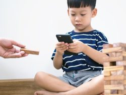 Kecanduan Gadget pada Anak: Bahaya dan Cara Mengatasinya