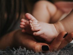 10 Mitos Bayi Baru Lahir yang Perlu Dibantah!