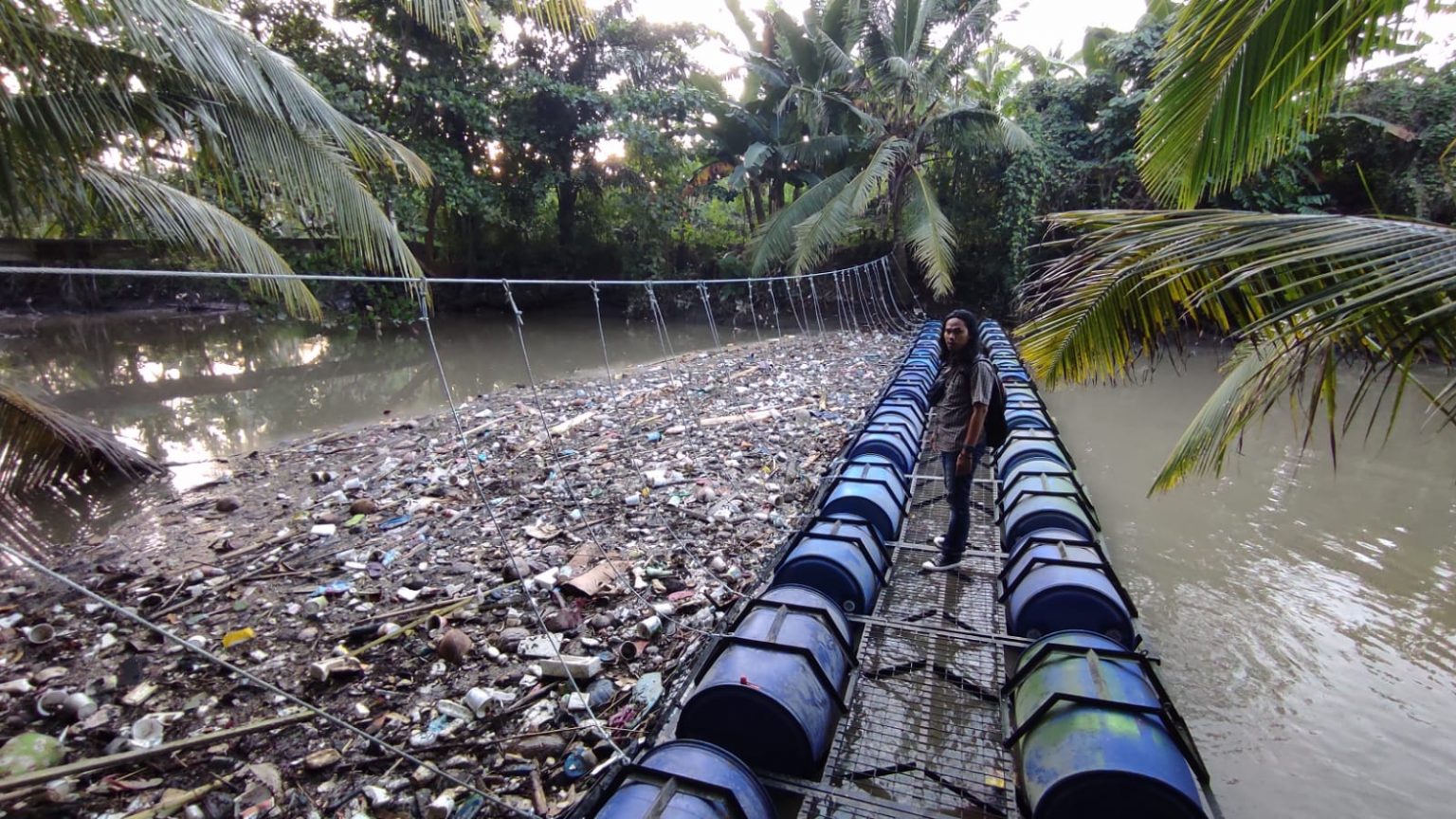 Trash Trap di salah satu sungai yang menuju pantai Labuhan Haji